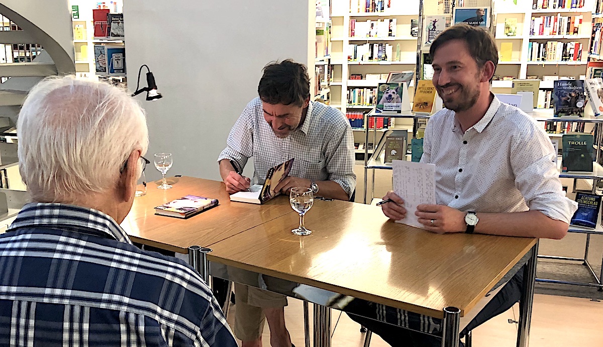 Moderiert Lesungen: Thomas Heimgartner (rechts) hier mit Peter Stamm in der Bibliothek Zug.