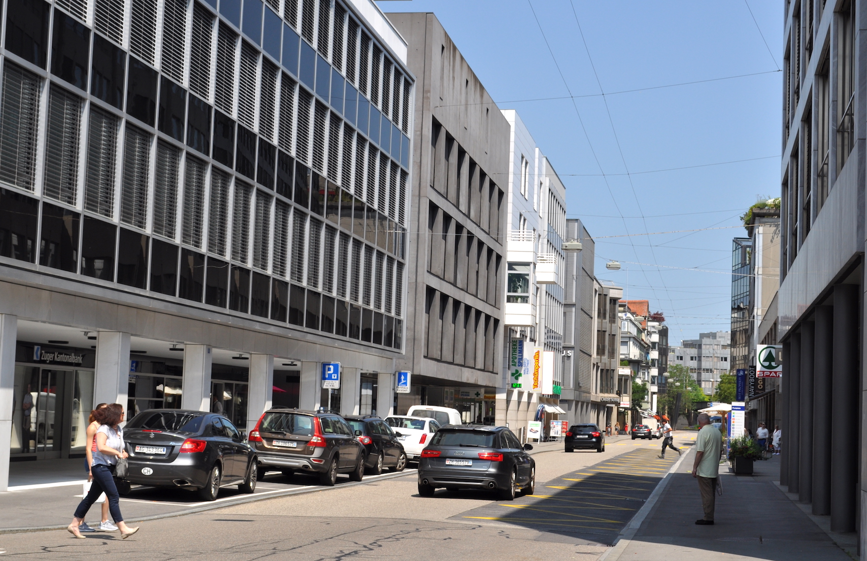 Bahnhofstrasse in Zug: Ohne hinderliches Grün kann man die zeitgenössische Architektur geniessen.