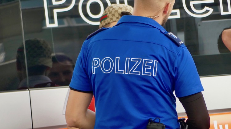 Schubkarren-Attacke auf Luzerner Polizisten kostet Tierfreundin 4’000 Franken
