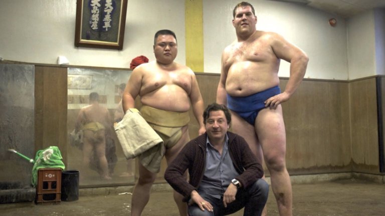 Kulturaustausch: Für den Film «Hoselupf» reiste Beat Schlatter (Mitte) und der Berner Eidgenosse Christian Stucki zu den Sumo-Ringern nach Japan.