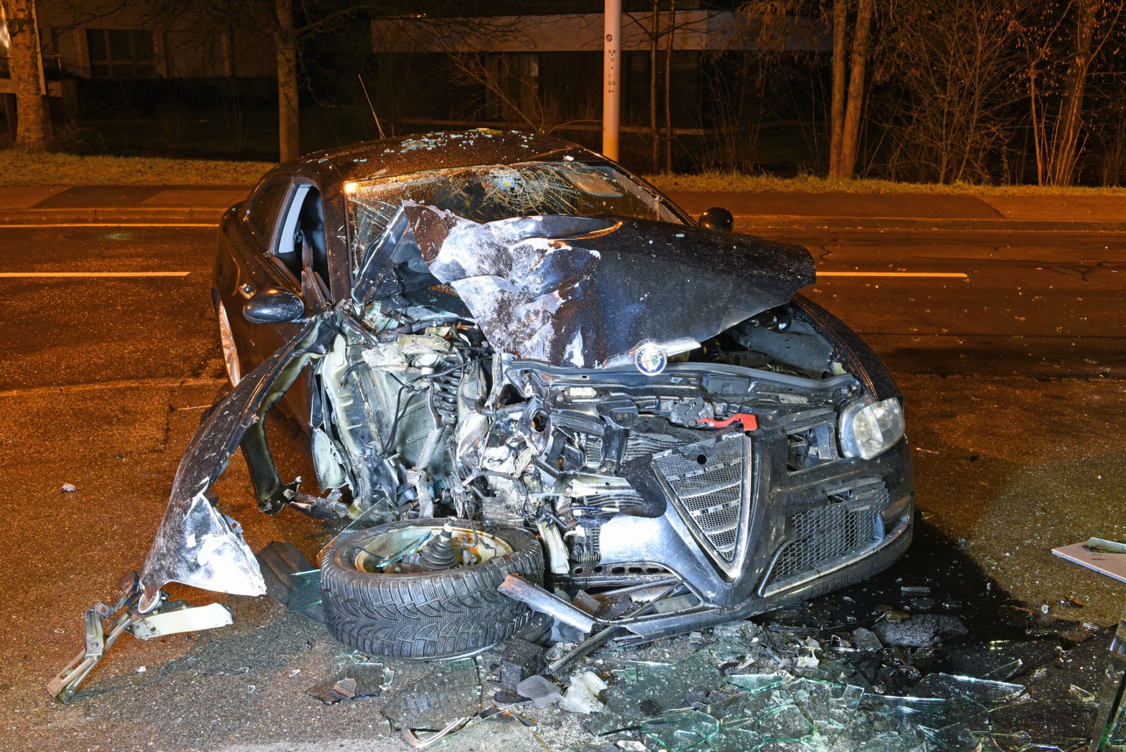 Autofahrer kracht frontal in Autogarage und macht drei weitere Autos