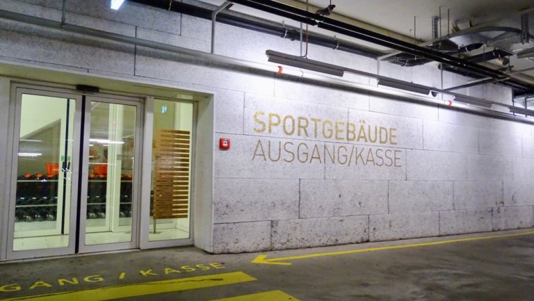 Parkhaus Sportgebäude