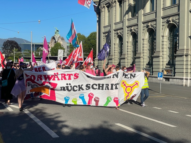 2000 Menschen ziehen am Frauenstreik durch Luzern