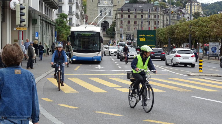 Auch aufgrund des grossen Verkehrsaufkommens nicht ganz überraschend einer der Hotspots für Velounfälle in Luzern: Der Schweizerhofquai