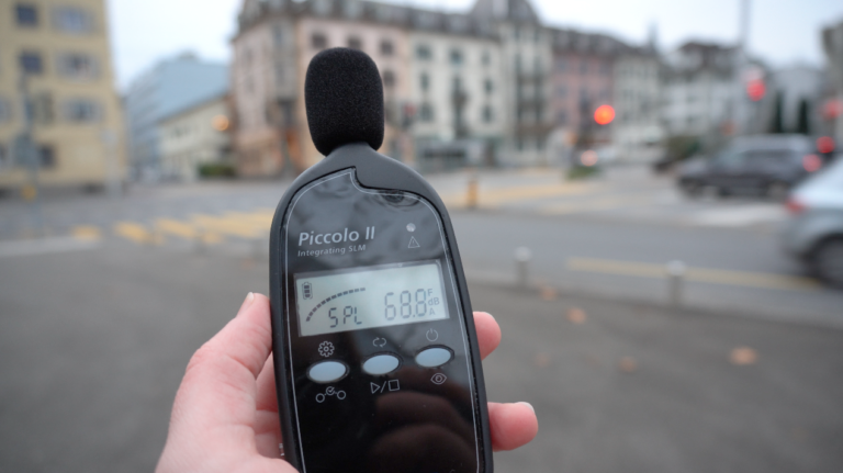 Mit dem Schallpegelmessgerät «Piccolo II» macht sich zentralplus auf den Weg herauszufinden, wie laut Luzern ist.