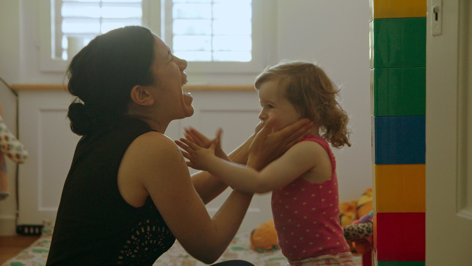 Eine Szene aus dem Film «Menschenskind!»: Marina Belobrovaja mit ihrer Tochter Nelly. 
