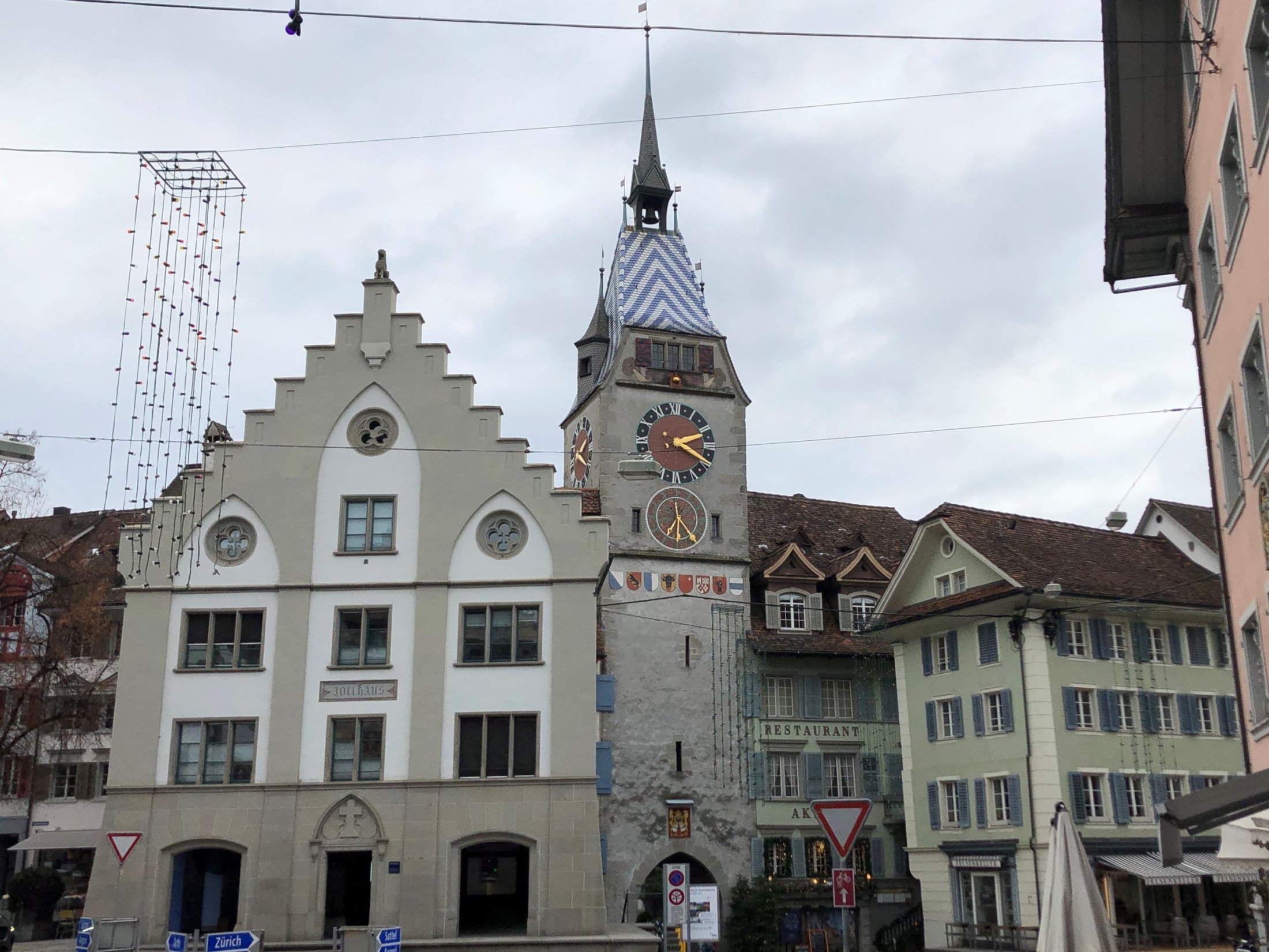 Der Zytturm, das Wahrzeichen der Stadt Zug aus dem 13. Jahrhundert. Er diente lange Zeit als Feuerwachturm.
