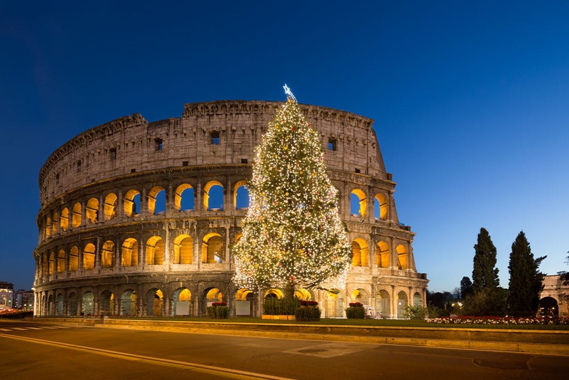 Weihnachtsbaum vor dem Kolosseum in Rom.