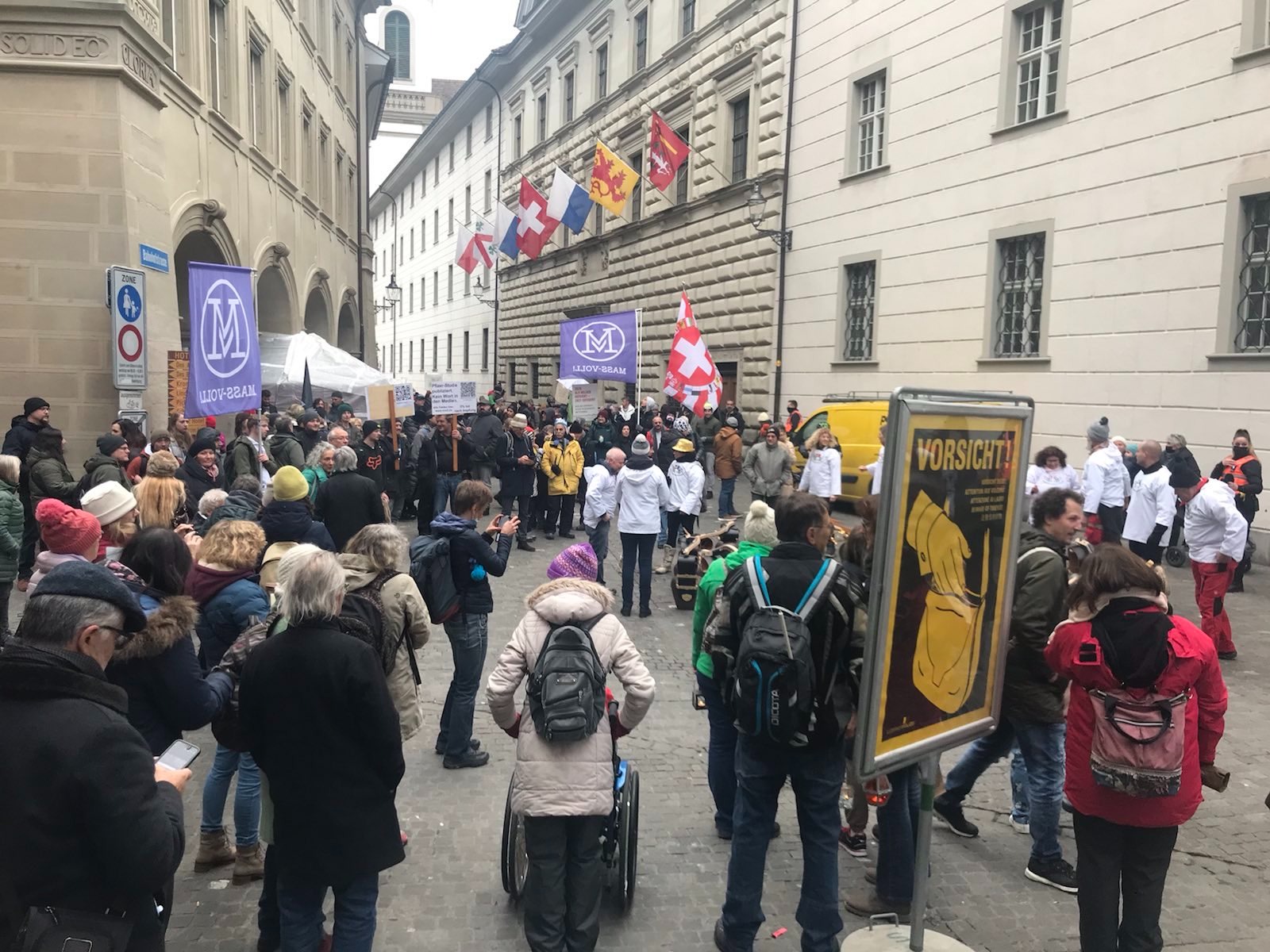 Rund 100 Personen demonstrieren vor dem Regierungsgebäude Luzern gegen die Zertifikatspflicht im Gesundheitswesen.
