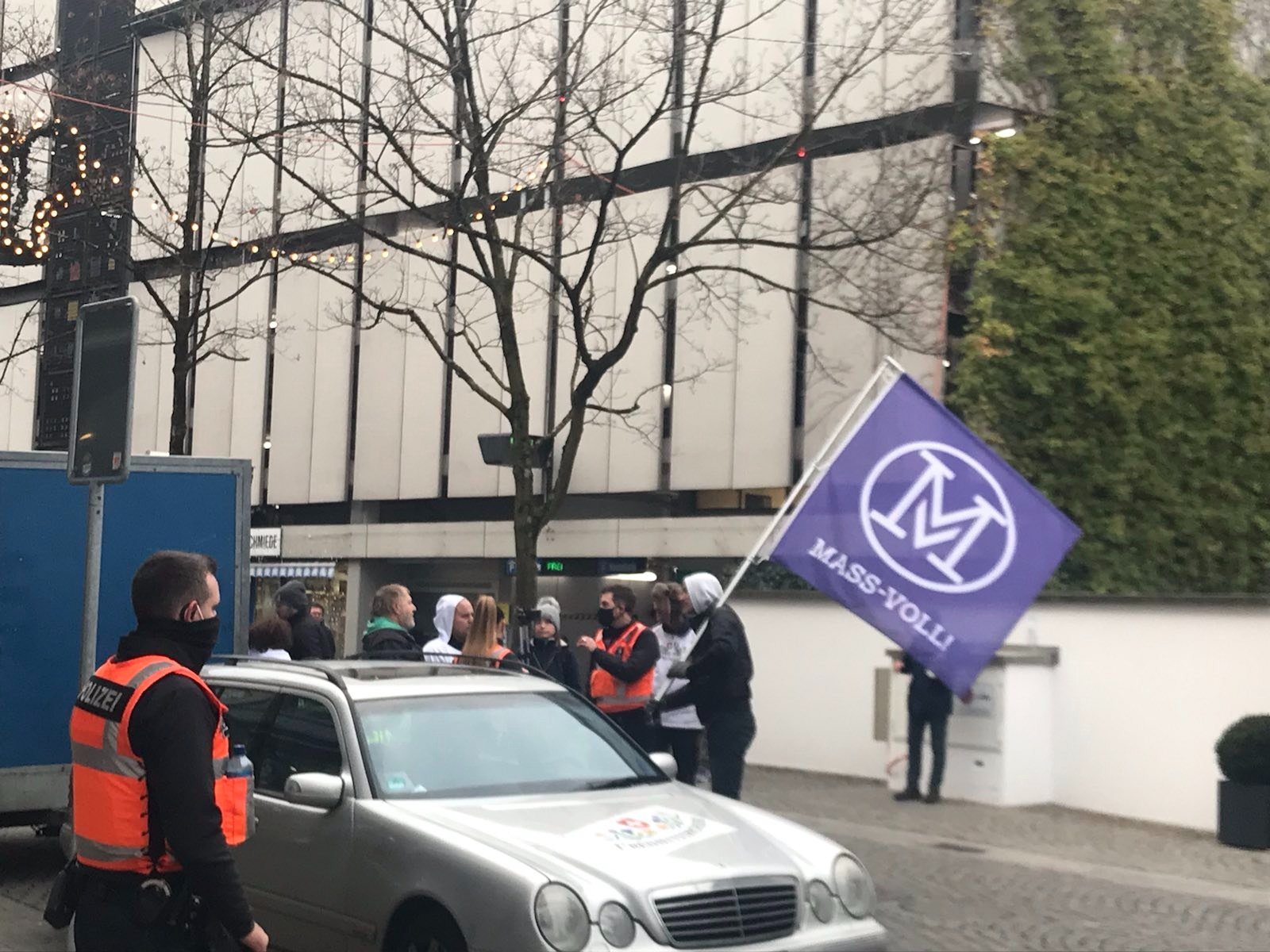 Die Luzerner Polizei unterbindet den Versuch, aus der bewilligten Platzdemo einen unbewilligten Protestzug durch die Altstadt werden zu lassen,