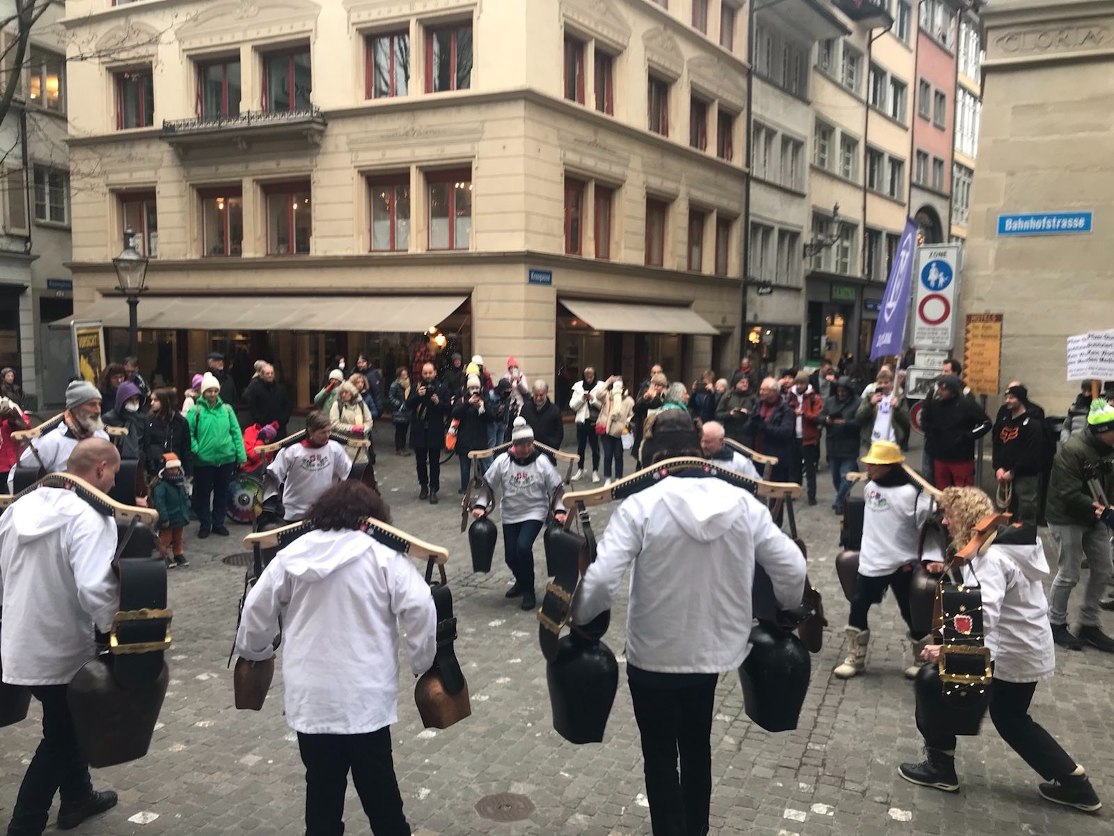 Auch Trychler beteiligen sich am Protest vor dem Regierungsgebäude Luzern.