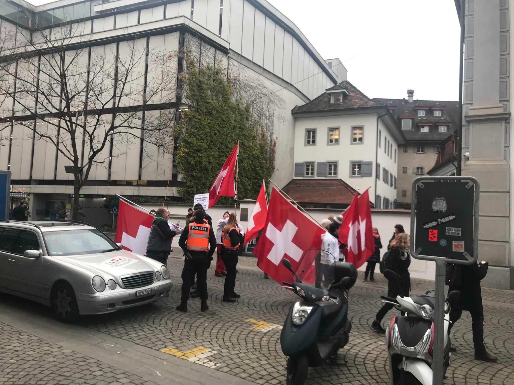 Nachdem die Trychler gebeten wurden, einen «stillen Protest» abzuhalten, schwingen sie stattdessen Fahnen an der Kundgebung in Luzern.
