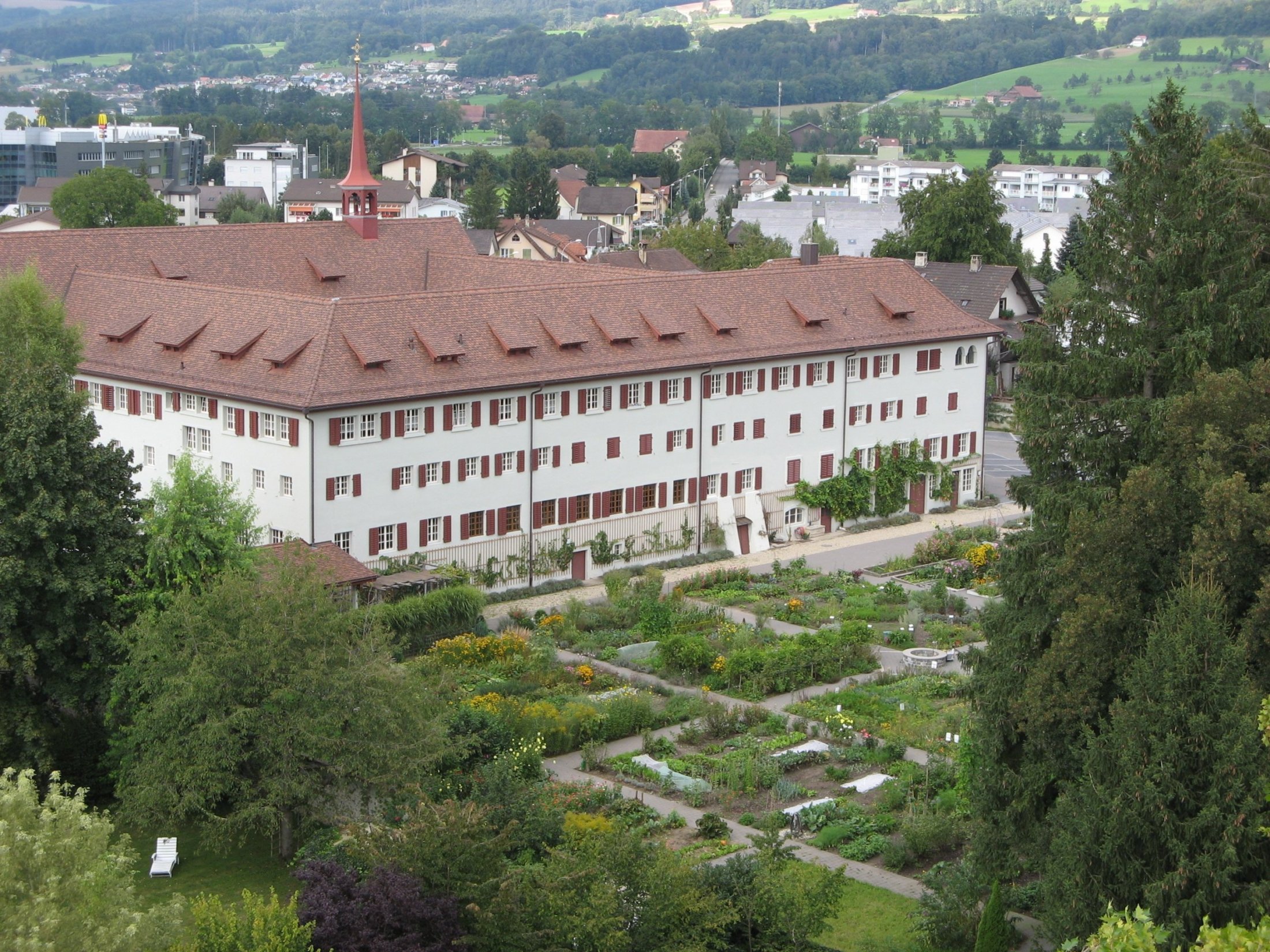 Der Klostergarten Sursee aus der Luft: hier gedeiht schon seit langer Zeit kostbare Vielfalt. Klöster haben seit Jahrhunderten immer auch Züchtungsarbeit geleistet.