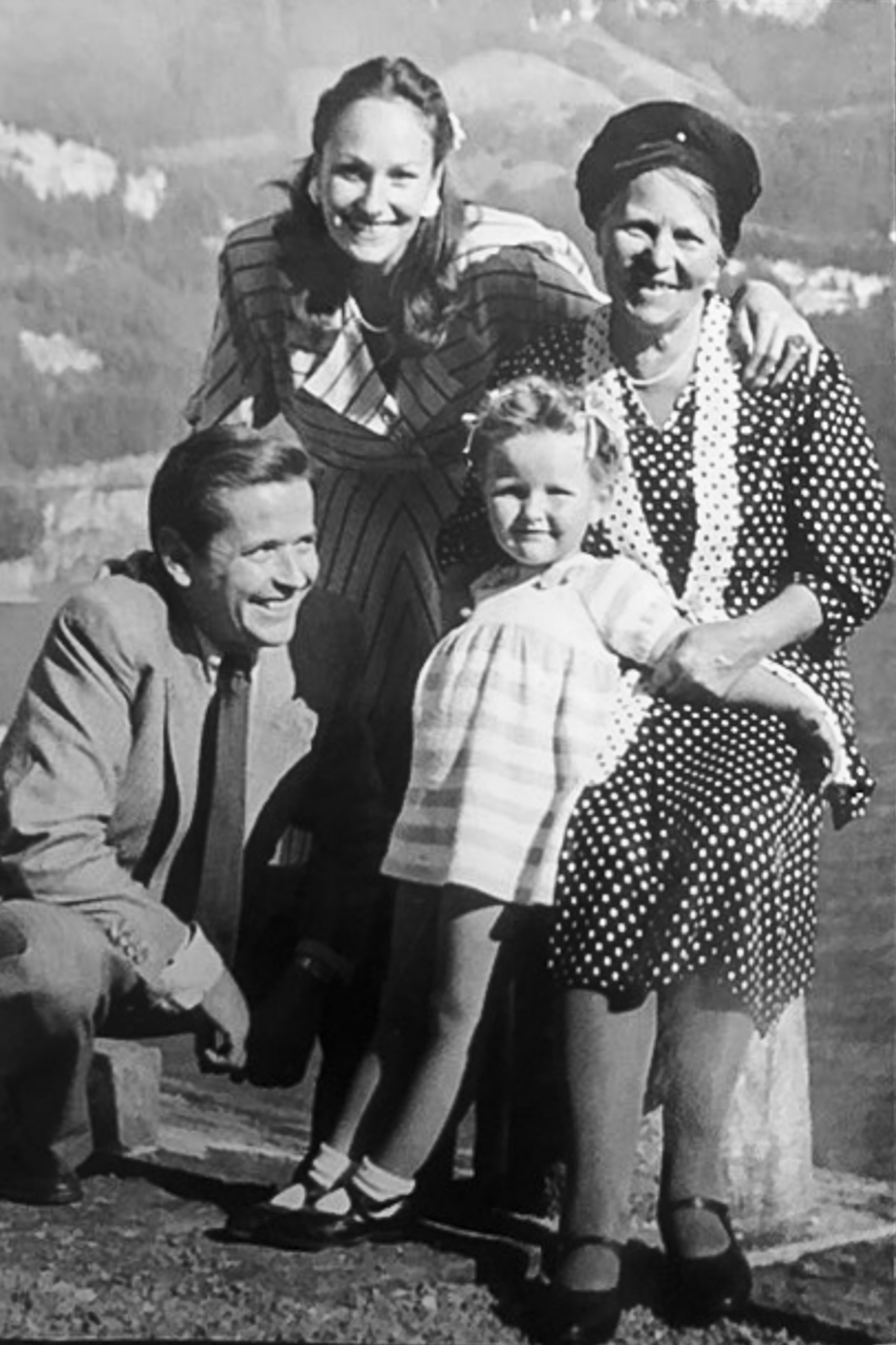 Die junge Claudia Litten mit ihren Eltern und ihrer Grossmutter. 