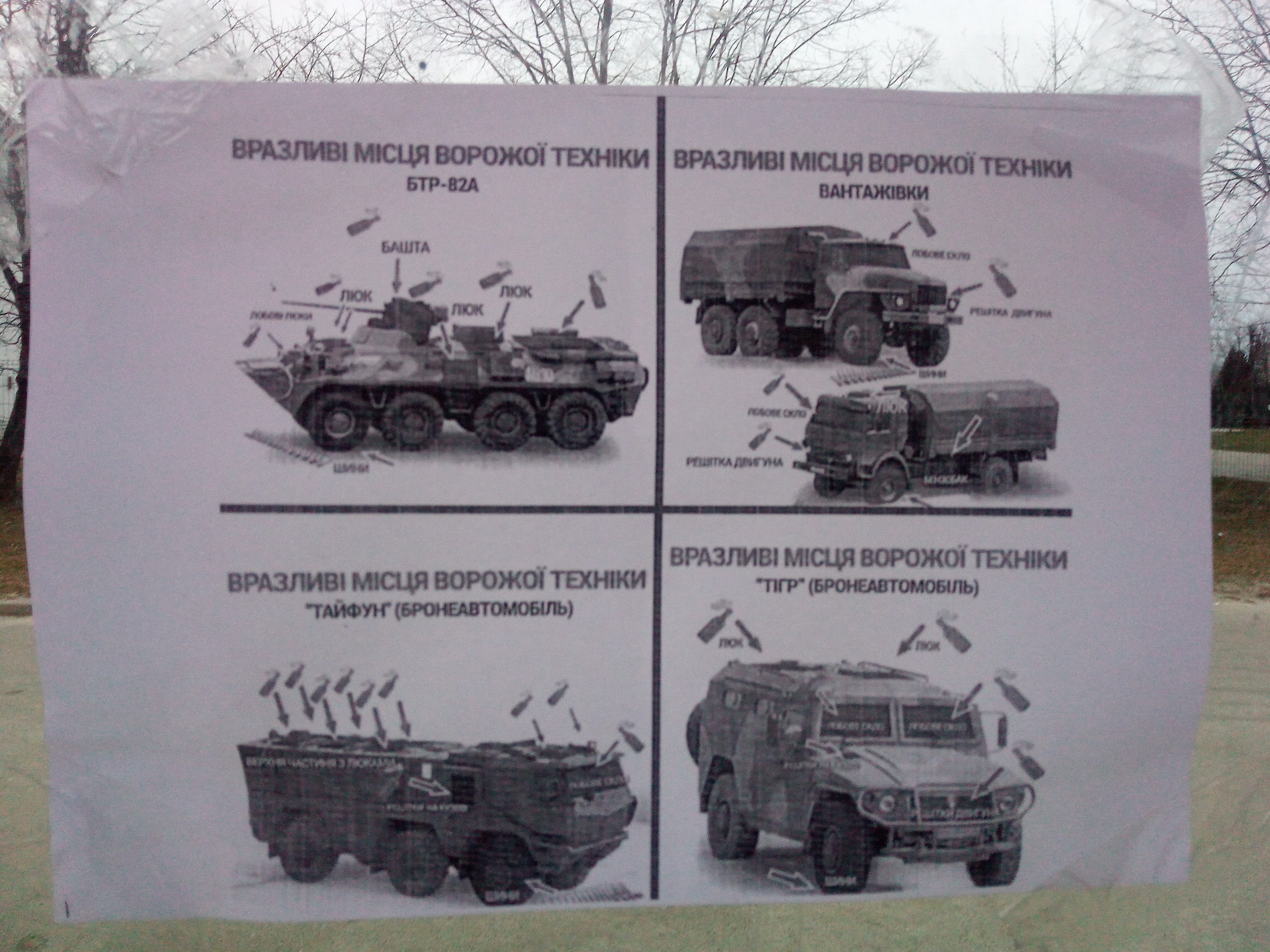 An einer Haltestelle erklärt ein Flyer, wo sich die Schwachstellen der russischen Fahrzeuge befinden.