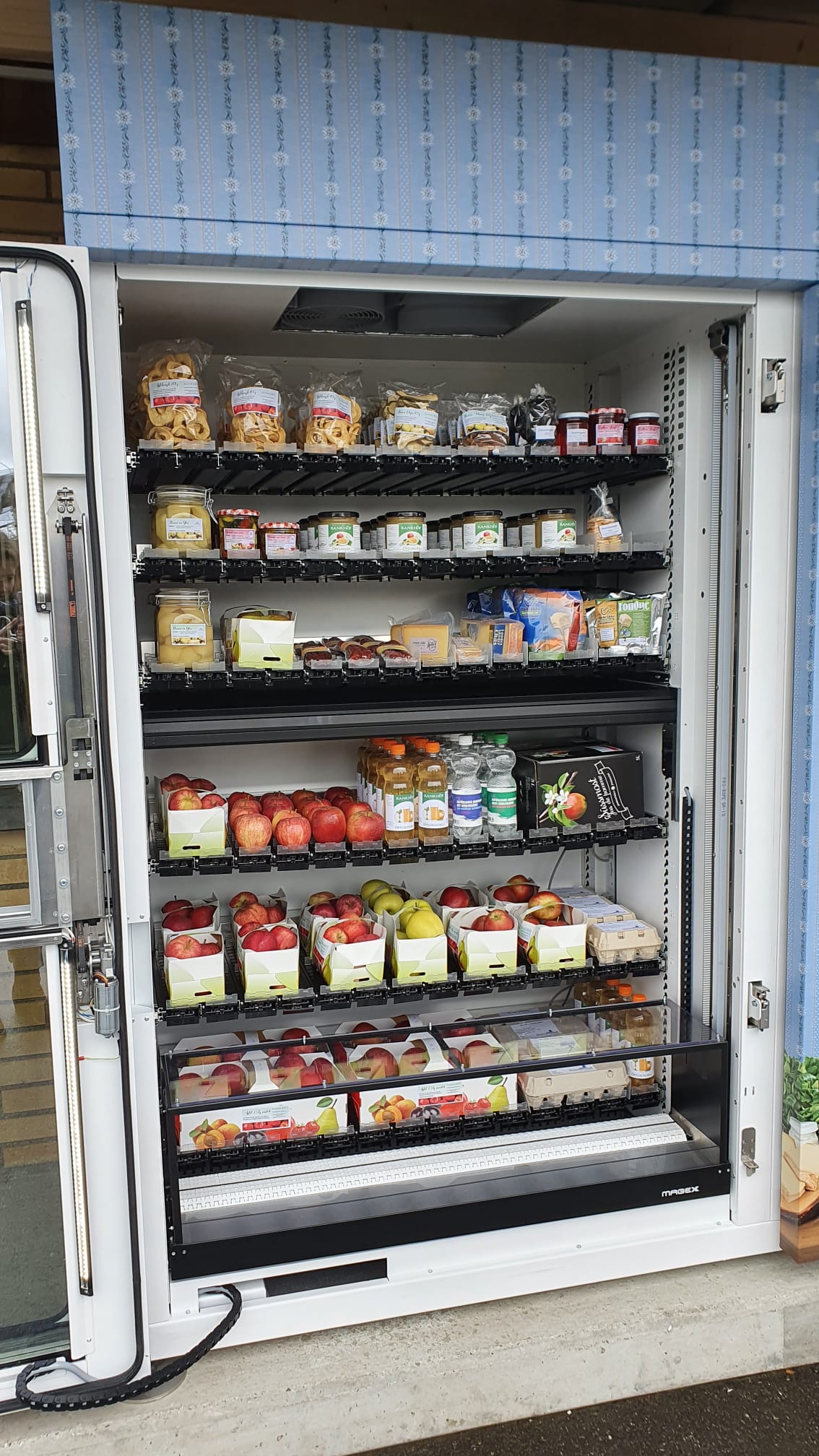 Im Automat gibt es nicht nur Produkte von Hunkelers Hof, sondern auch von umliegenden Produzenten.