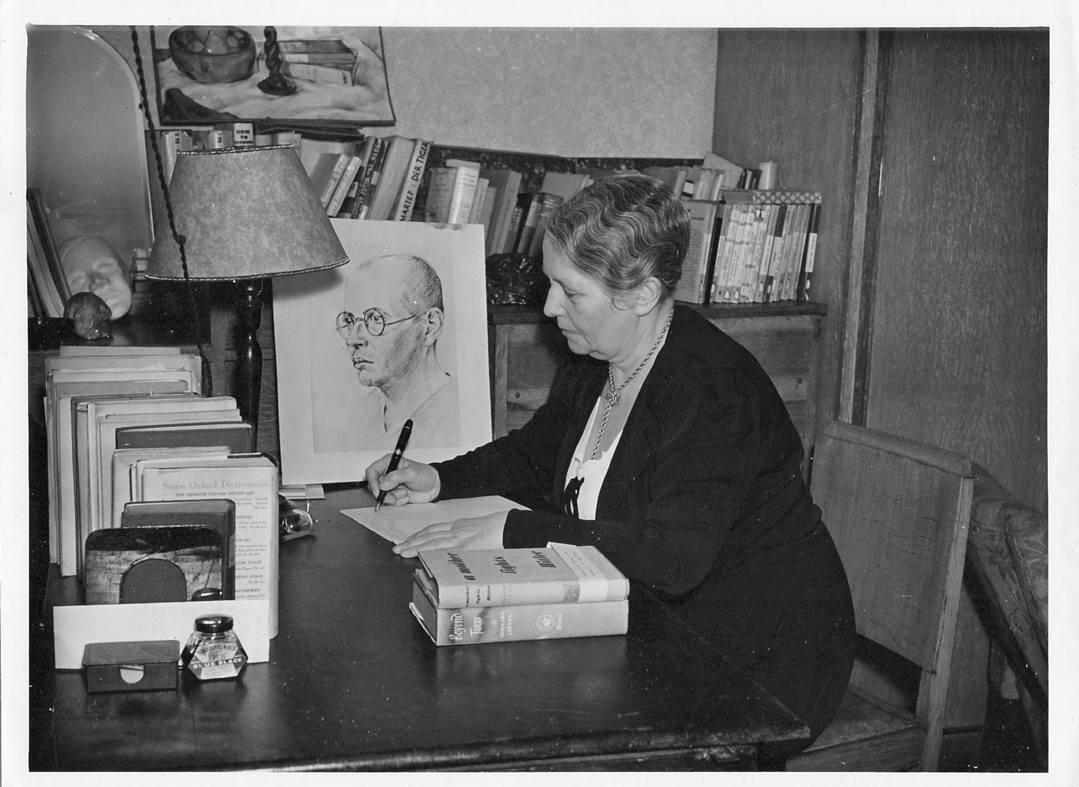 Irmgard Litten kämpfte nach der Festnahme von Hans Litten vehement für dessen Freilassung und setzte sich nach seinem Tod für die deutschen Kriegsgefangenen ein. Im Hintergrund eine Zeichnung von Hans Litten gefertigt von einem Mithäftling.