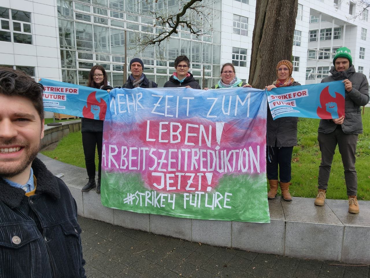 Haben beim Bahnhof Flyer verteilt: Die «Strike for Future»-Aktivisten von Zug.