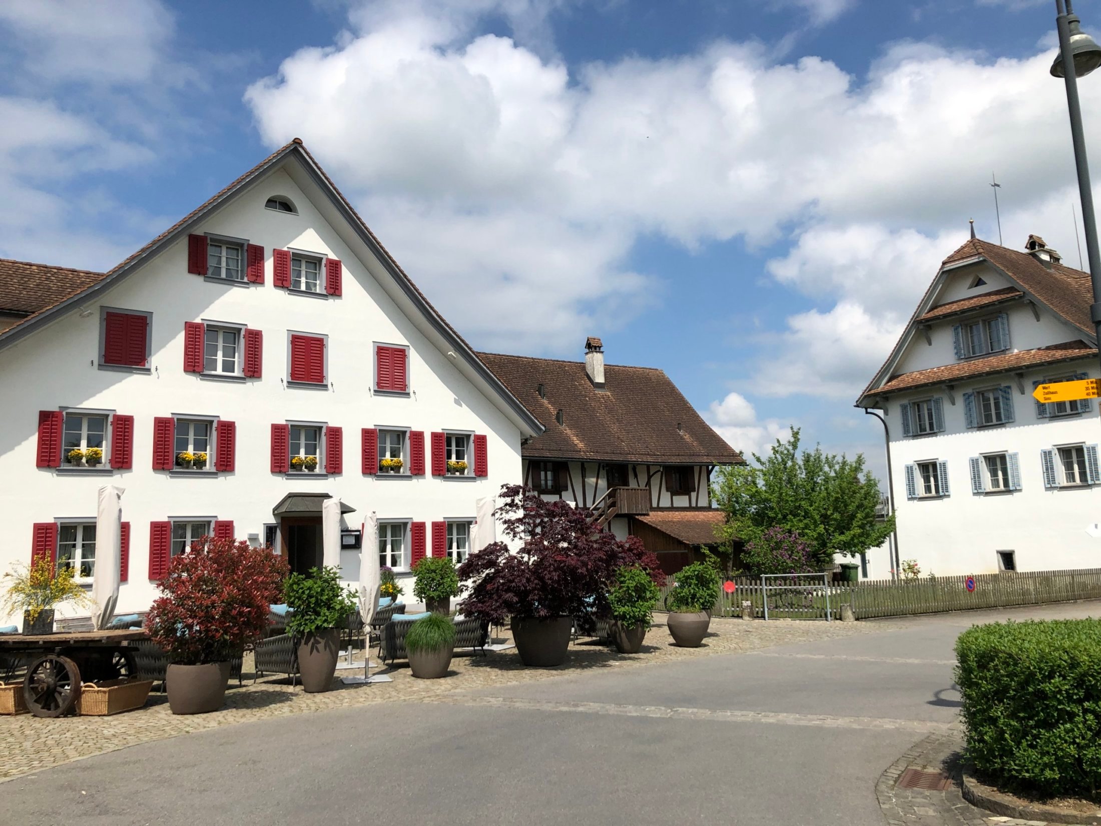 Das Gasthaus ist Teil des Ensembles des kleinen Weilers St. Wolfgang.