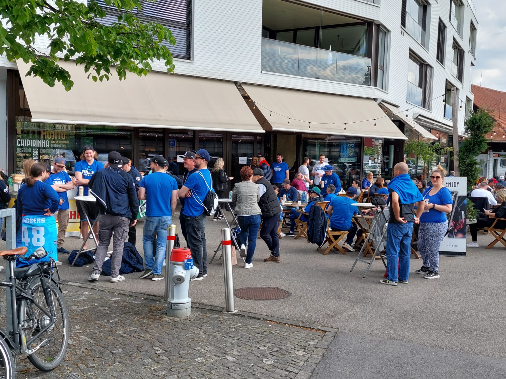 In der Stadt Zug gibt es an diesem Sonntag nur einen Dresscode: Die Stadt füllt sich mit Fans in blauen EVZ-Shirts.