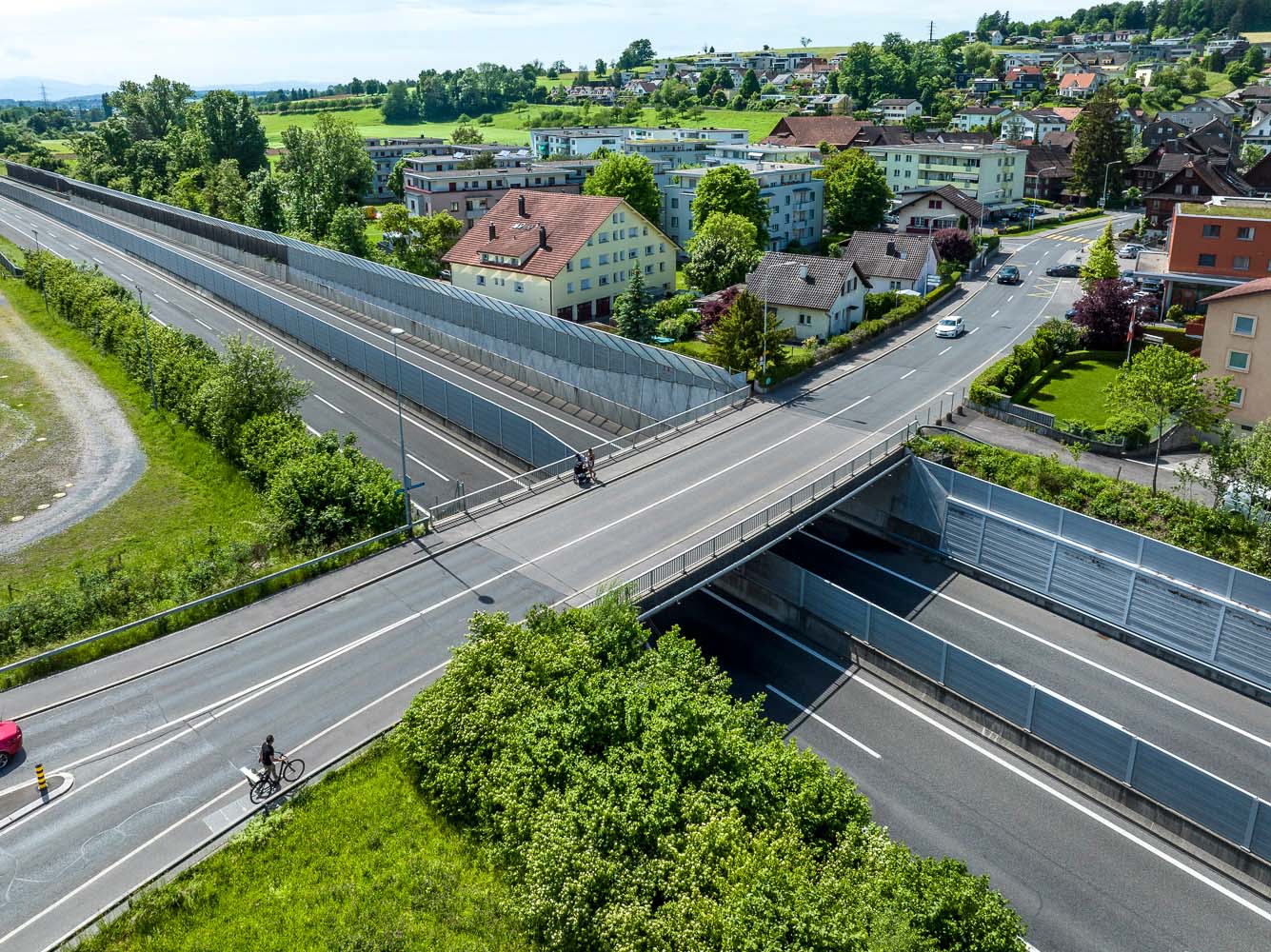 Die Brücke führt über die Autobahn und verbindet Baar mit Blickensdorf.
