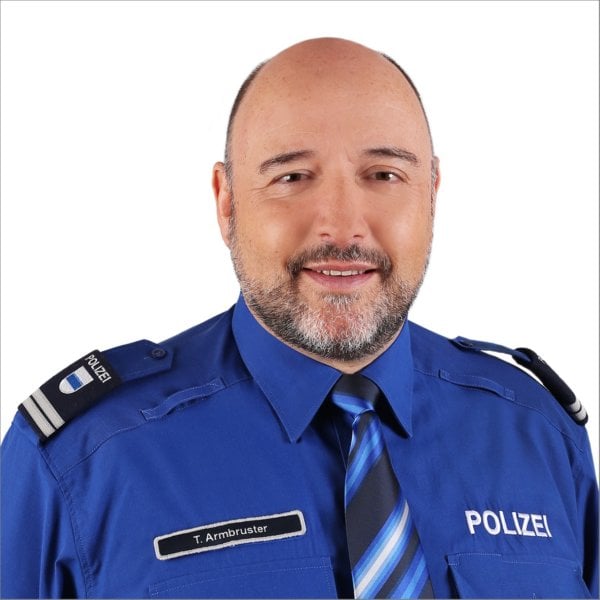 Portrait von Thomas Armbruster in Polizeiuniform.
