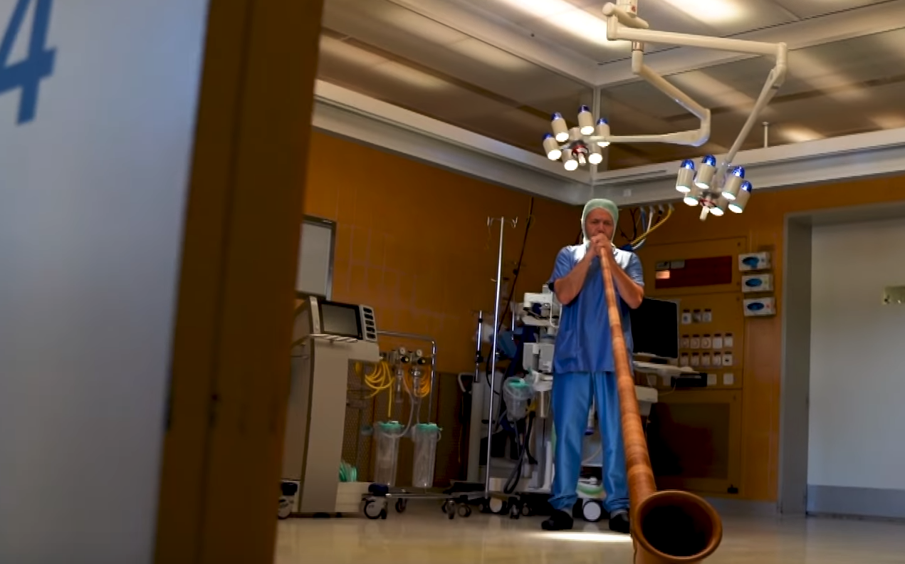 Warum das Luks ein Alphorn in einen Operationssaal stellt