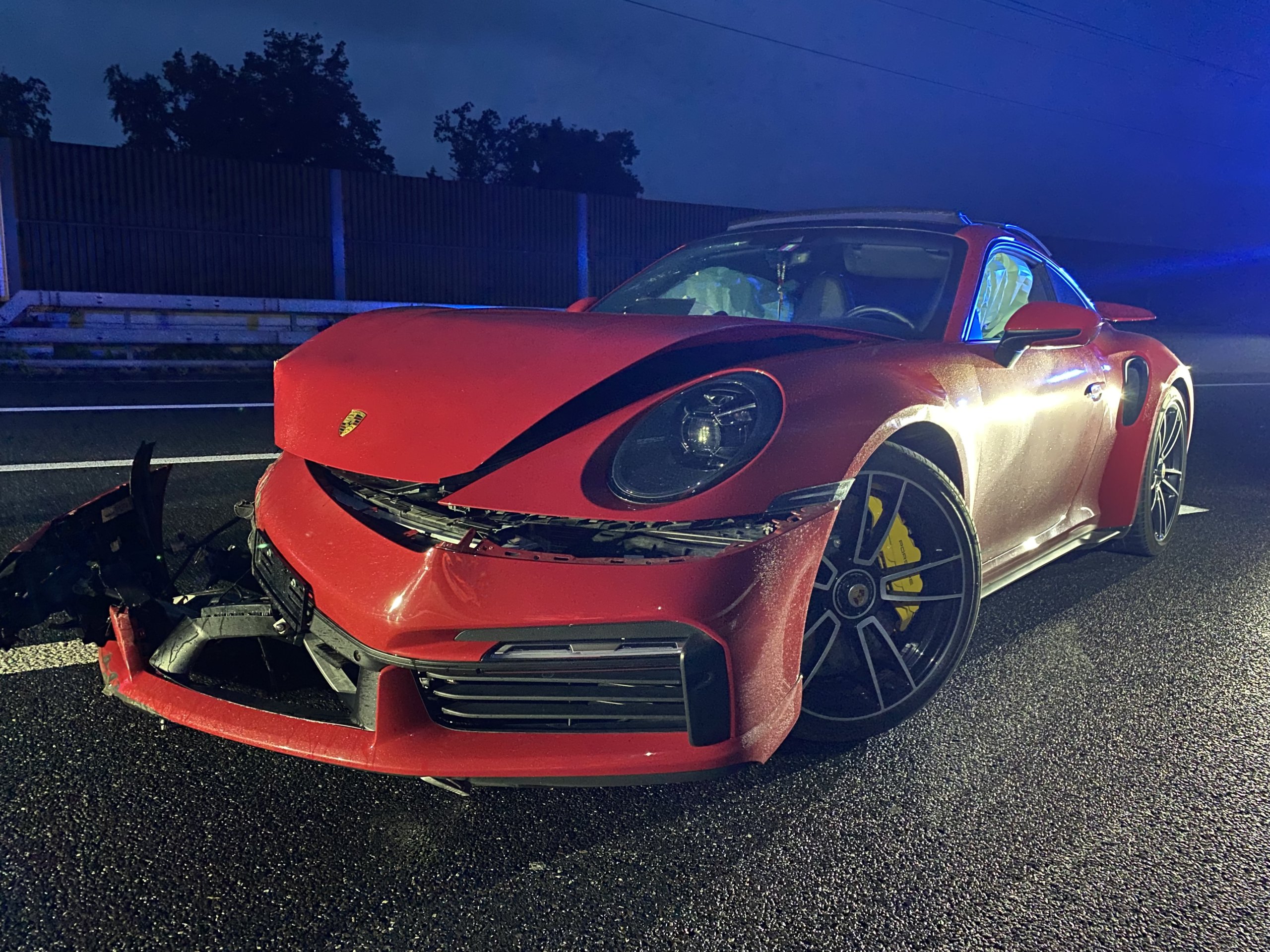 24-Jähriger schrottet Porsche auf A4 in Hünenberg